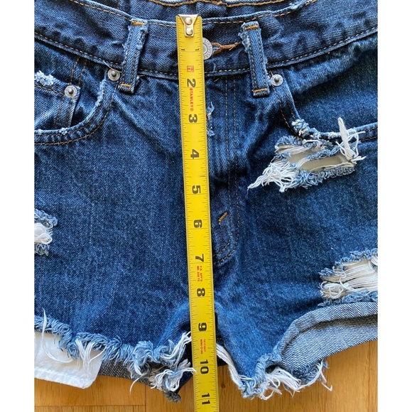 VTG Levi’s Distressed Jean Shorts Size 26 - Picture 5 of 5